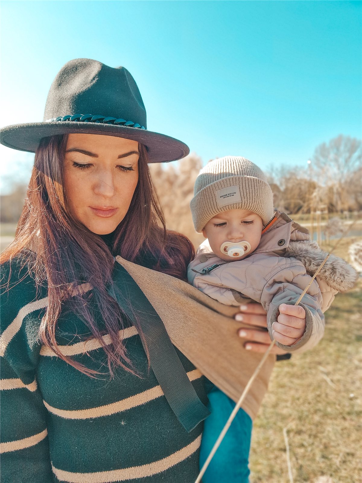Bézs csípőhordozó babával – Poppy Cute Design