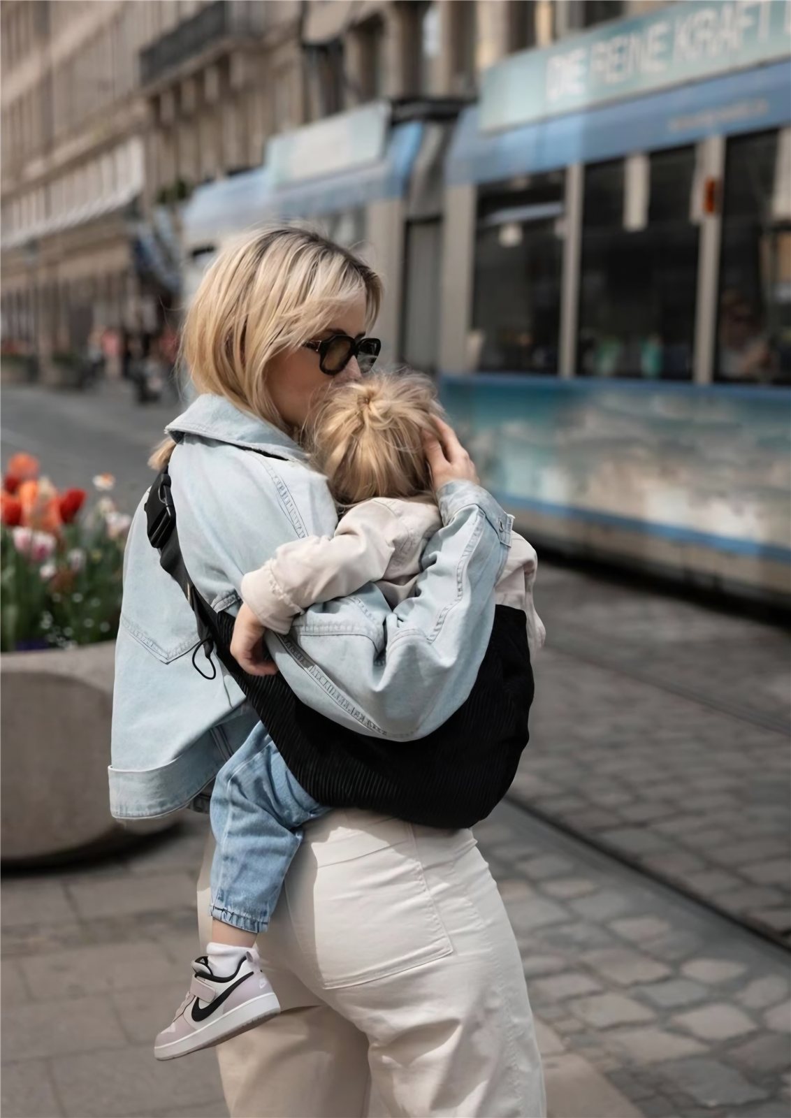 Fekete csípőhordozó babával – Poppy Cute Design