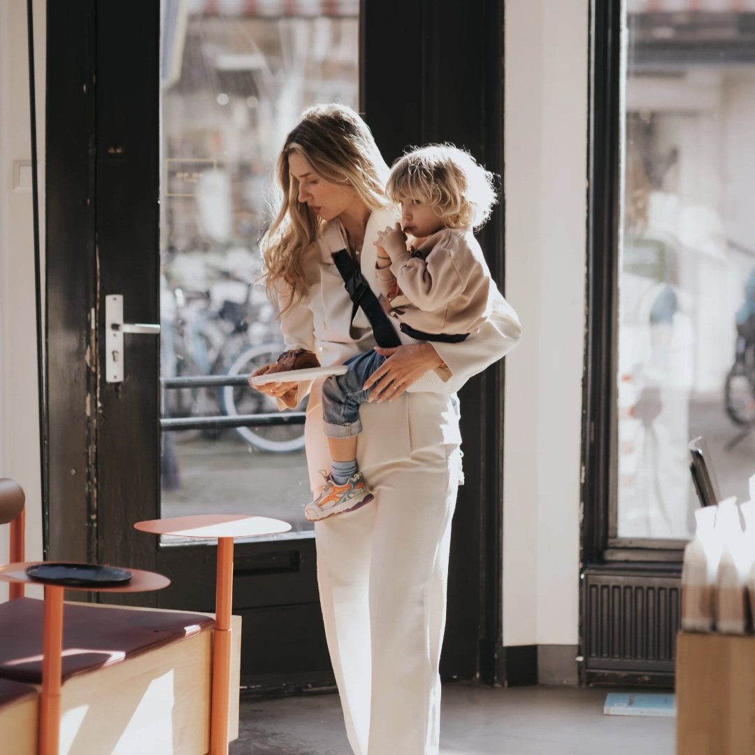Törtfehér csípőhordozó babával – Poppy Cute Design